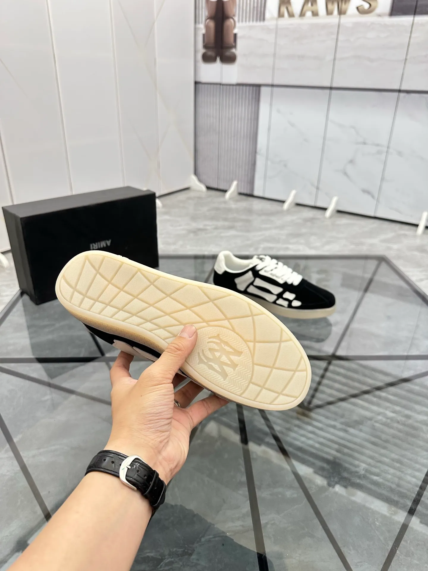 Men's shoes: 💰P420¥ Product trademark: AMIRI* "Amir*" low-top casual shoes Regular size: 38-45 (can be customized to 46) Product material: imported nubuck leather upper, breathable lining, original outsole. Number: 001